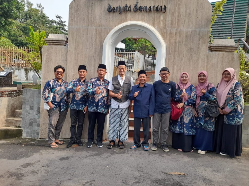 Kopi Soda Sambut Rombongan KKL Ushuluddin di Pesarean Mbah Soleh Darat 2 Ziarah Mbah Soleh 1 - Kopi Soda Sambut Rombongan KKL Ushuluddin di Pesarean Mbah Soleh Darat