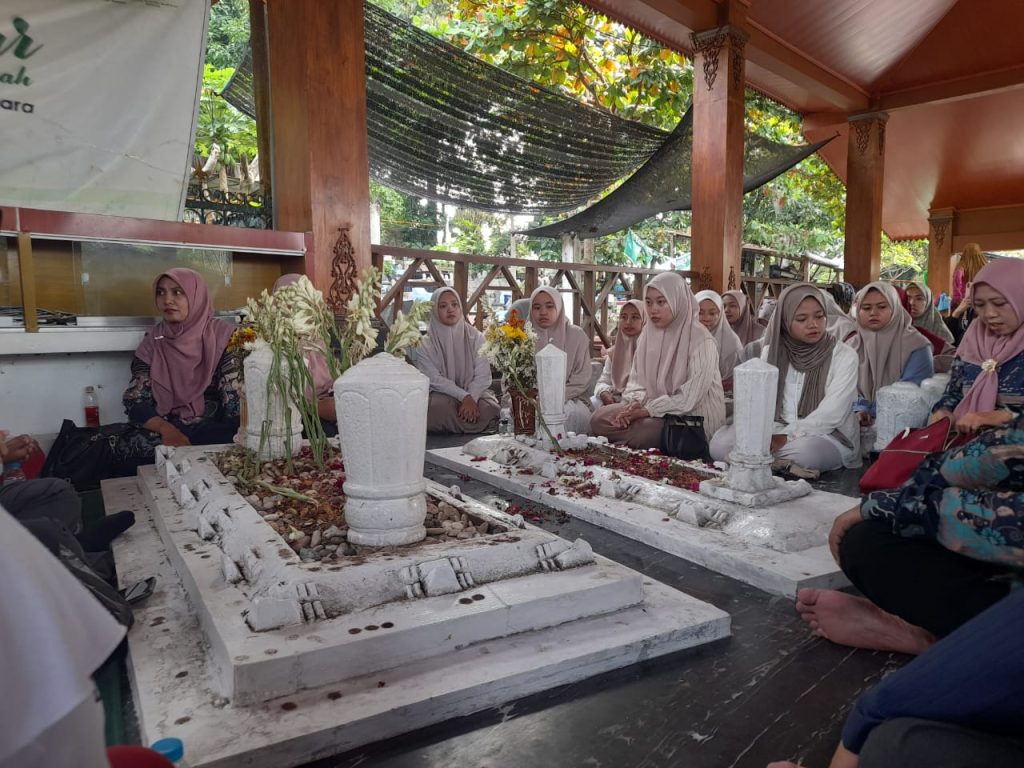 Ziarah Mbah Soleh - Kopi Soda Sambut Rombongan KKL Ushuluddin di Pesarean Mbah Soleh Darat
